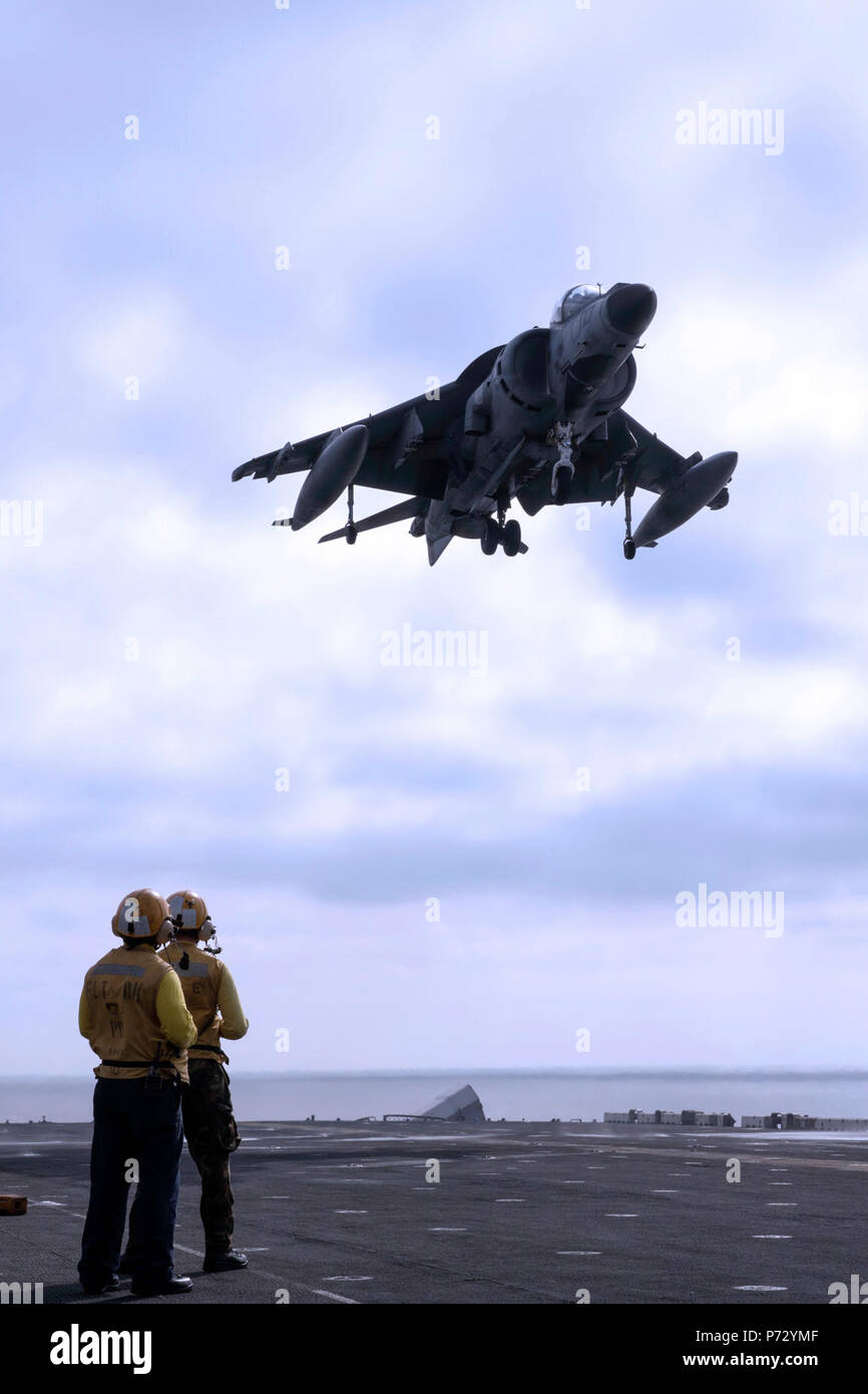 Mittelmeer (Okt. 2010) 15, 2013) Ein AV-8B Harrier aus der Marina Militare (italienische Marine) landet auf dem Flugdeck des Amphibious Assault ship USS Kearsarge (LHD3). Kearsarge ist als Teil der Kearsarge amphibischen bereit, Gruppe, die Maritime Security Operations und Theater Sicherheit Zusammenarbeit in den USA 6 Flotte Verantwortungsbereich eingesetzt. Stockfoto