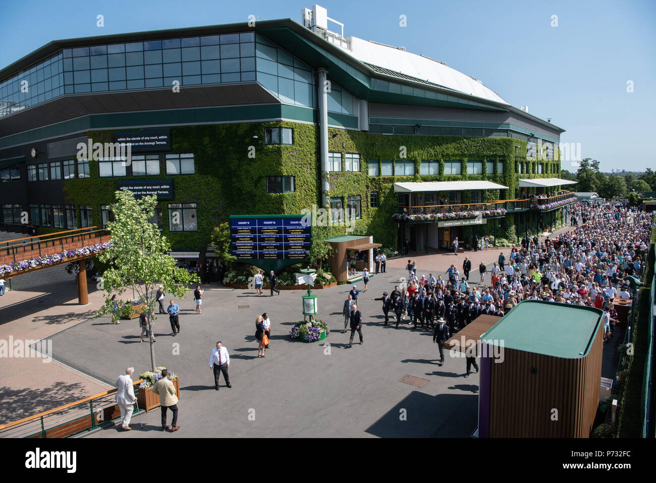 London, Großbritannien. 3. Juli 2018. Zuschauer sind in den Boden durch die sicherheitsleute der Wimbledon Tennis Championships 2018, Tag 2 geführt. London, Großbritannien, 03. Juli 2018 Credit: Raymond Tang/Alamy leben Nachrichten Stockfoto