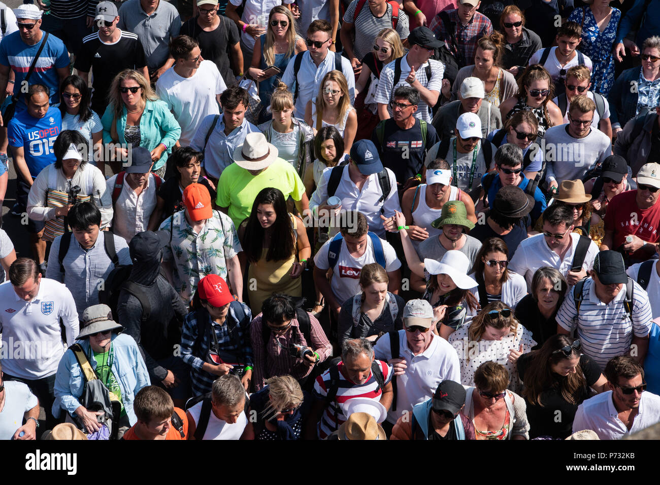 London, Großbritannien. 3. Juli 2018. Zuschauer sind in den Boden durch die sicherheitsleute der Wimbledon Tennis Championships 2018, Tag 2 geführt. London, Großbritannien, 03. Juli 2018 Credit: Raymond Tang/Alamy leben Nachrichten Stockfoto