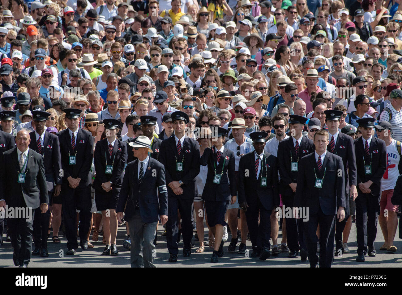 London, Großbritannien. 3. Juli 2018. Zuschauer sind in den Boden durch die sicherheitsleute der Wimbledon Tennis Championships 2018, Tag 2 geführt. London, Großbritannien, 03. Juli 2018 Credit: Raymond Tang/Alamy leben Nachrichten Stockfoto