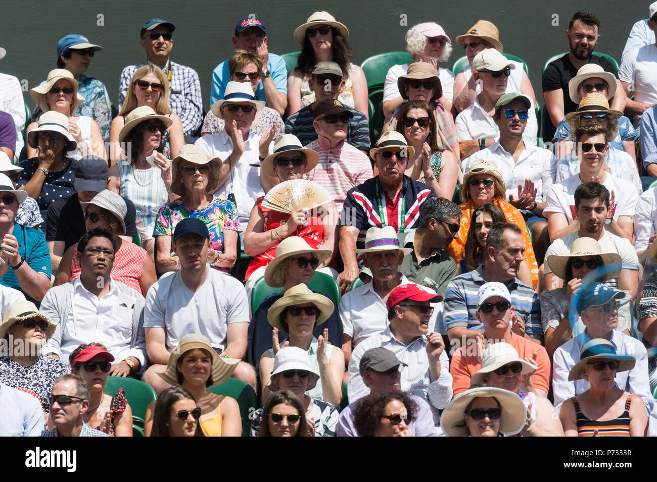 London, Großbritannien. 3. Juli 2018. Zuschauer verfolgen Tennis in der glühenden Hitze bei den All England Lawn Tennis und Croquet Club während der Wimbledon Tennis Championships 2018, Tag 2. London, Großbritannien, 03. Juli 2018 Credit: Raymond Tang/Alamy leben Nachrichten Stockfoto