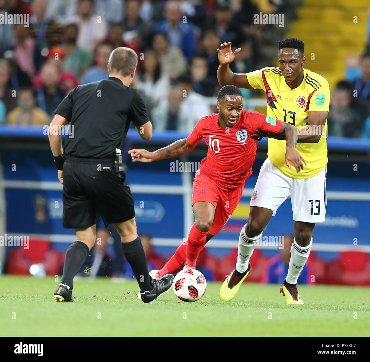 Moskau, Russland. 3 Jul, 2018. Spartek Stadion Moskau, Russland: Kolumbianische Spieler Yerri MINA und Englands Raheem STERLING in Aktion in Spartek Stadion Moskau am Dienstag. England gewann durch 4-3 auf Strafen. Seshadri SUKUMAR Credit: SESHADRI SUKUMAR / alamy Leben Nachrichten Stockfoto