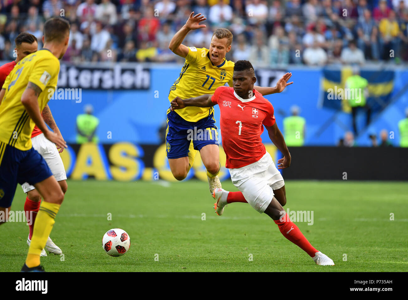 St. Petersburg, Russland. 03 Juli, 2018. Breel EMBOLO (SUI), Aktion, Duelle gegen Victor CLAESSON (SWE). Schweden (SWE) - Schweiz (SUI) 1-0, Runde 16 Runde 16, Spiel 55, am 07/03/2018 in Sankt Petersburg, Arena Saint Petersburg. Fußball-WM 2018 in Russland vom 14.06. - 15.07.2018. | Verwendung der weltweiten Kredit: dpa/Alamy leben Nachrichten Stockfoto