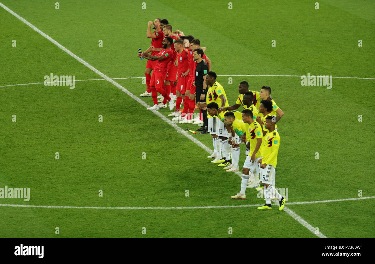 Moskau, Russland. 03 Juli, 2018. Fußball, Fußball-WM, runde 16, Kolumbien vs England an der Spartak Stadium. Kolumbien und England Spieler während der Strafe. Credit: Christian Charisius/dpa/Alamy leben Nachrichten Stockfoto