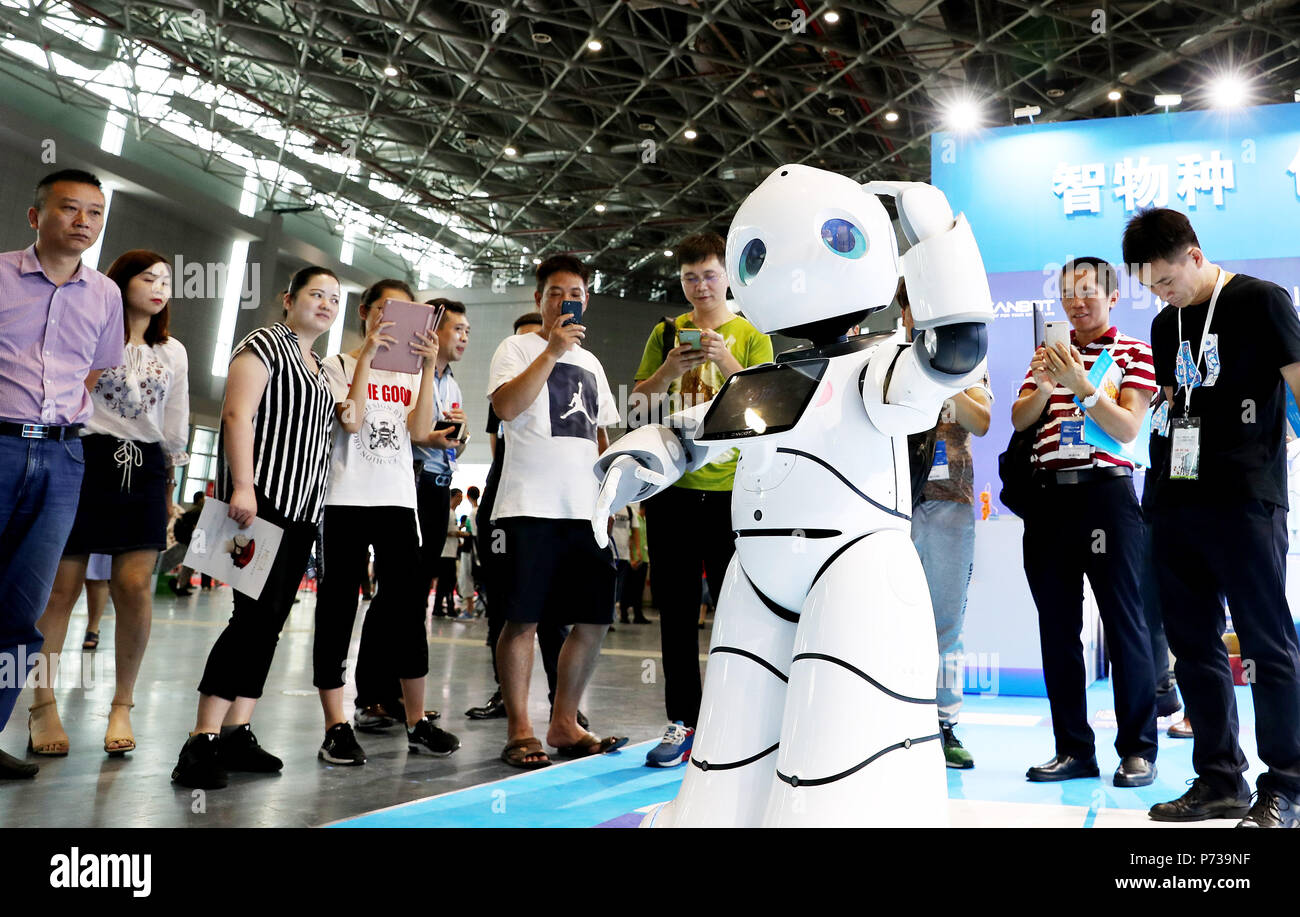 Shanghai. 4. Juli 2018. Besucher anzeigen Roboter tanzen auf der China International Robot Show (CiROS) 2018 im Osten Chinas Shanghai, 4. Juli 2018. Die CiROS eröffnet hier am Mittwoch. Credit: Fang Zhe/Xinhua/Alamy leben Nachrichten Stockfoto