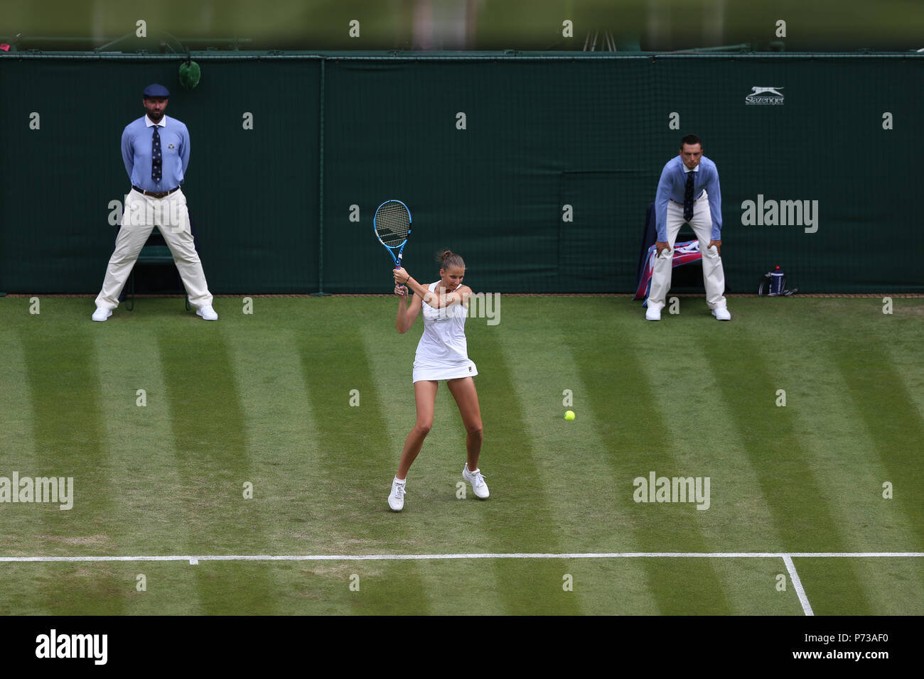 London, Großbritannien. 4. Juli 2018, All England Lawn Tennis und Croquet Club, London, England; die Wimbledon Tennis Championships, Tag 3; Karol&#xed; na Pl&#xed; &#x161; kov&#xe1; (Csz) Rückhand zurück bei ihrem Spiel gegen Victoria Azarenka (BLR) Credit: Aktion Plus Sport Bilder/Alamy leben Nachrichten Stockfoto