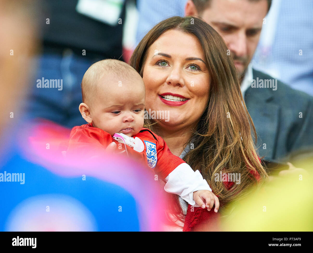 England - Kolumbien, Fußball, Moskau, Juli 03, 2018 Nicky Hecht, Frau von Ashley YOUNG, England 18 mit Baby Rose Aveah ENGLAND - Kolumbien 1-1, 4-3 nach Elfmeterschiessen FIFA WM 2018 Russland, Saison 2018/2019, Juli 03, 2018 S p a r t a k Stadion in Moskau, Russland. © Peter Schatz/Alamy leben Nachrichten Stockfoto