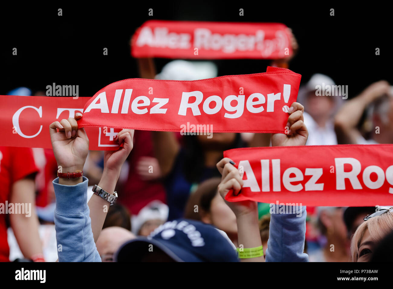 London, Großbritannien, 4. Juli 2018: Fans aus Titelverteidiger Roger Federer jubeln am Tag 3 in Wimbledon Tennis Championships 2018 auf der All England Lawn Tennis und Croquet Club in London. Credit: Frank Molter/Alamy leben Nachrichten Stockfoto