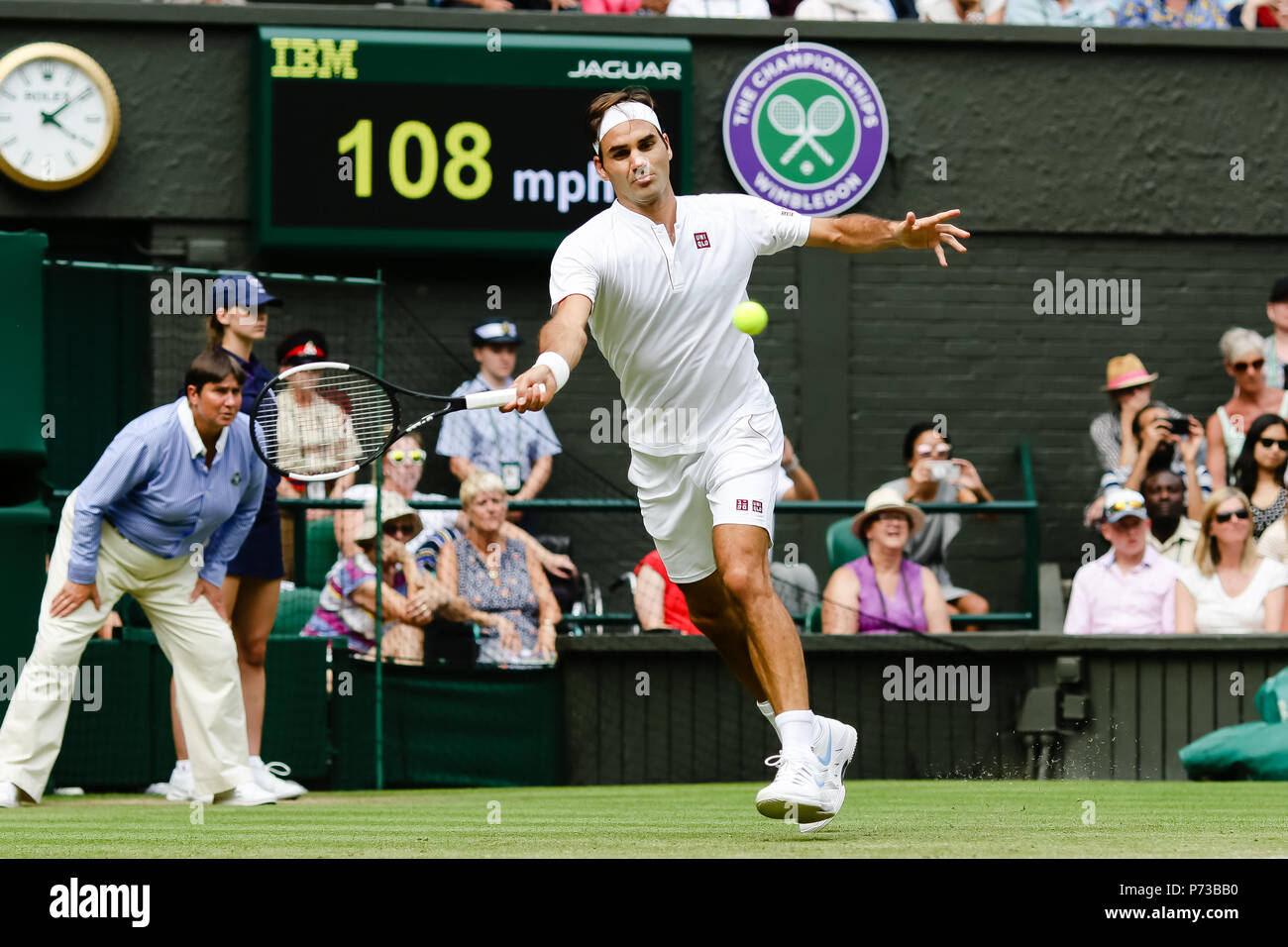 London, Großbritannien, 4. Juli 2018: Titelverteidiger Roger Federer in Aktion während der Tag 3 in Wimbledon Tennis Championships 2018 auf der All England Lawn Tennis und Croquet Club in London. Credit: Frank Molter/Alamy leben Nachrichten Stockfoto