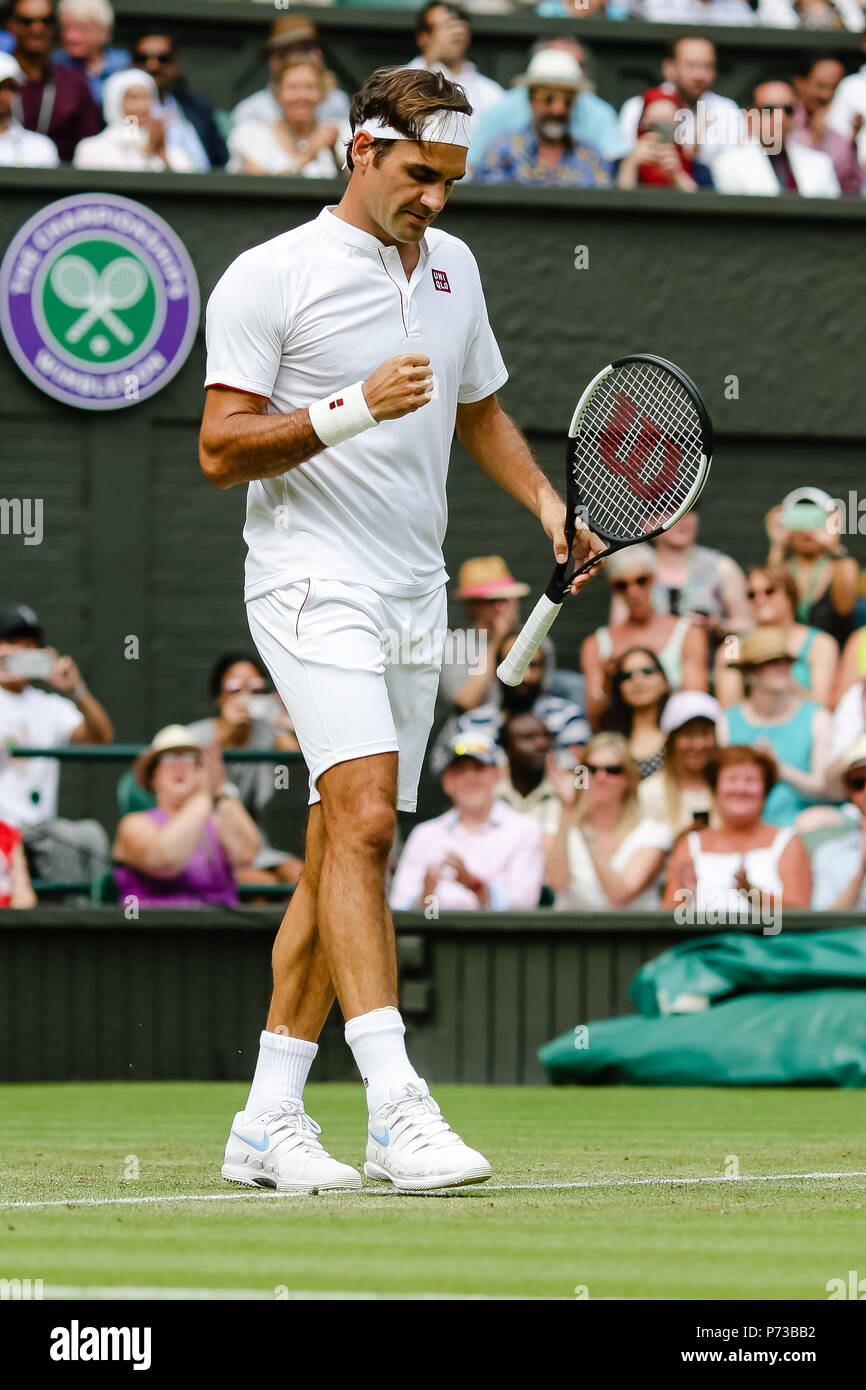 London, Großbritannien, 4. Juli 2018: Titelverteidiger Roger Federer in Aktion während der Tag 3 in Wimbledon Tennis Championships 2018 auf der All England Lawn Tennis und Croquet Club in London. Credit: Frank Molter/Alamy leben Nachrichten Stockfoto