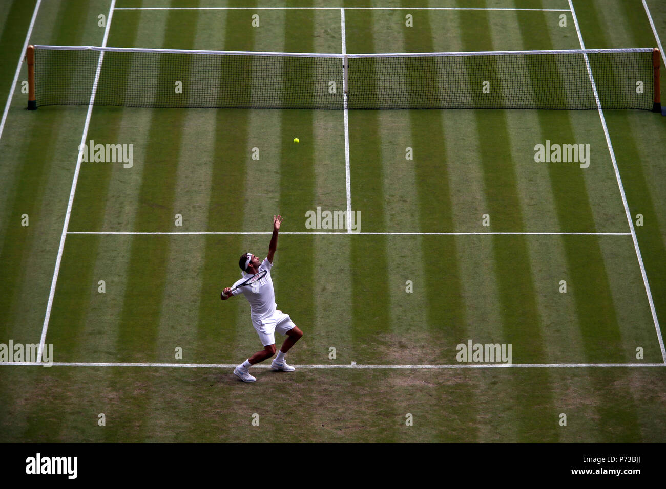 London, England - Juli 4., 2018. Wimbledon Tennis: Roger Federer zu Lukas Lacko der Slowakei während Ihres zweiten Runde heute in Wimbledon Credit: Adam Stoltman/Alamy leben Nachrichten Stockfoto