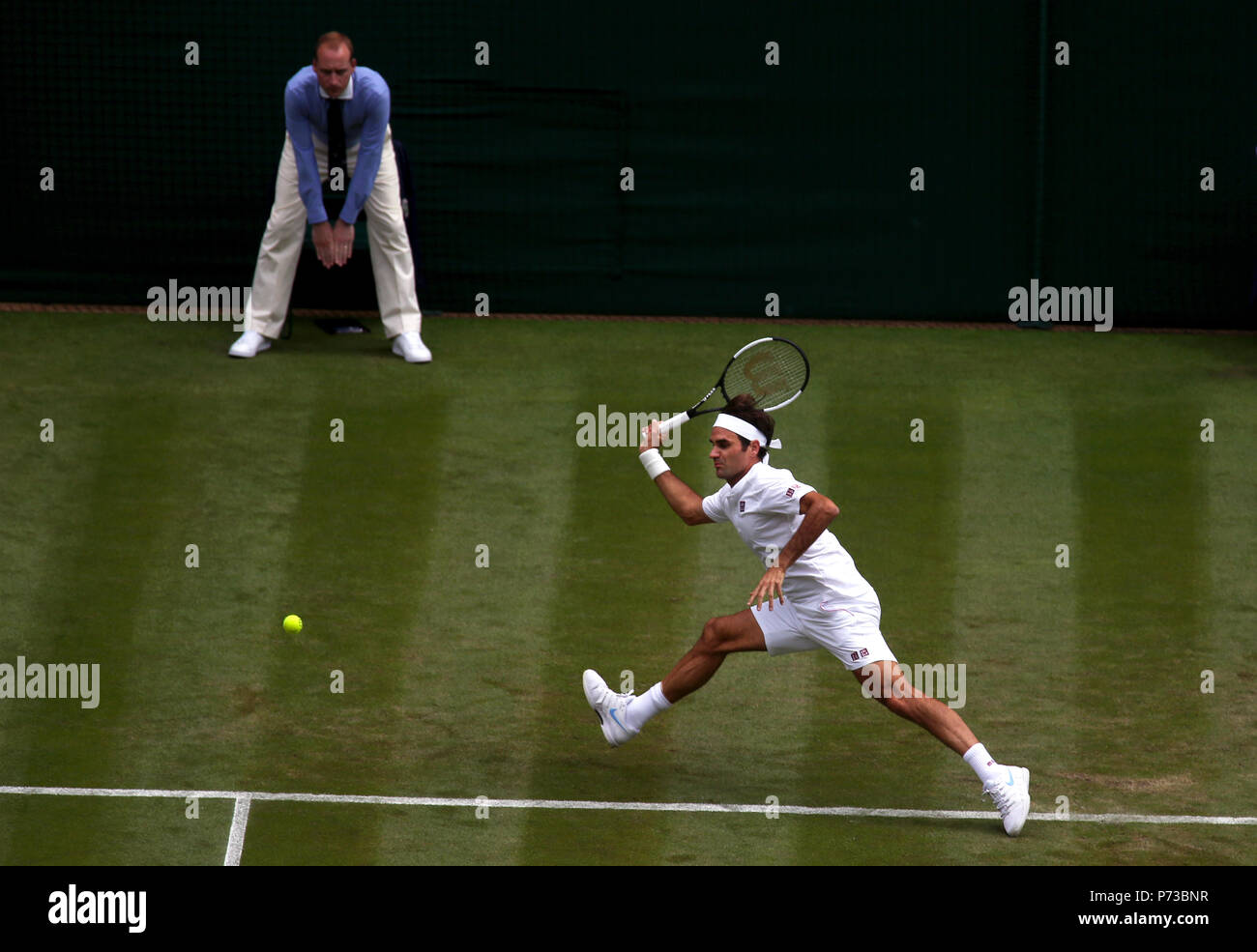 London, England - Juli 4., 2018. Wimbledon Tennis: Roger Federer in Aktion heute gegen Lukas Lacko der Slowakei während Ihres zweiten Runde heute in Wimbledon Credit: Adam Stoltman/Alamy leben Nachrichten Stockfoto