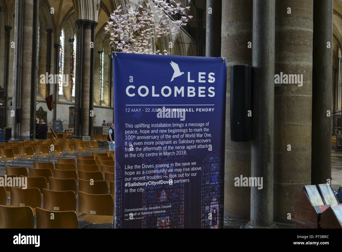 4. Juli, 2018: Salisbury, Wilts, Großbritannien Colombes Ausstellung in das Kirchenschiff der Kathedrale von Salisbury, um zu versuchen, die lokale Gemeinschaft wieder zusammen zu bringen, nachdem die lokale Katastrophe des Nervengas Anschlag und das 100-jährige Jubiläum des Ende des Zweiten Weltkriegs 1 Kredit zu markieren: Motofoto/Alamy leben Nachrichten Stockfoto