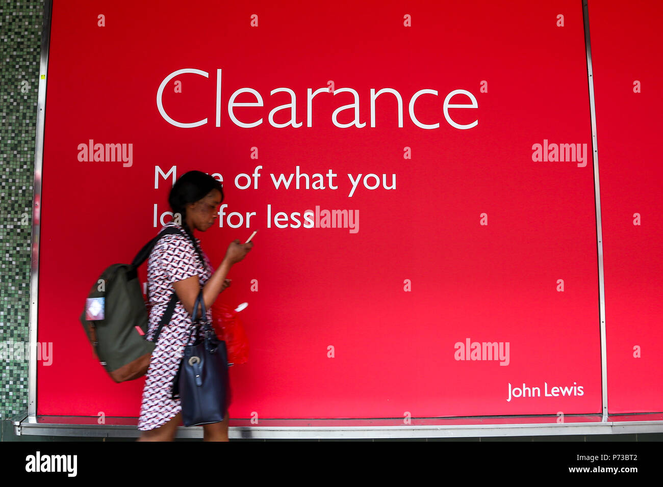 Die Oxford Street London. UK vom 4. Juli 2018 - Lagerräumungsverkäufe in John Lewis Store auf der Oxford Street. Käufer vorbei an den Summer Sale Fenster angezeigt, in den Geschäften in der Oxford Street im Londoner West End. Credit: Dinendra Haria/Alamy leben Nachrichten Stockfoto