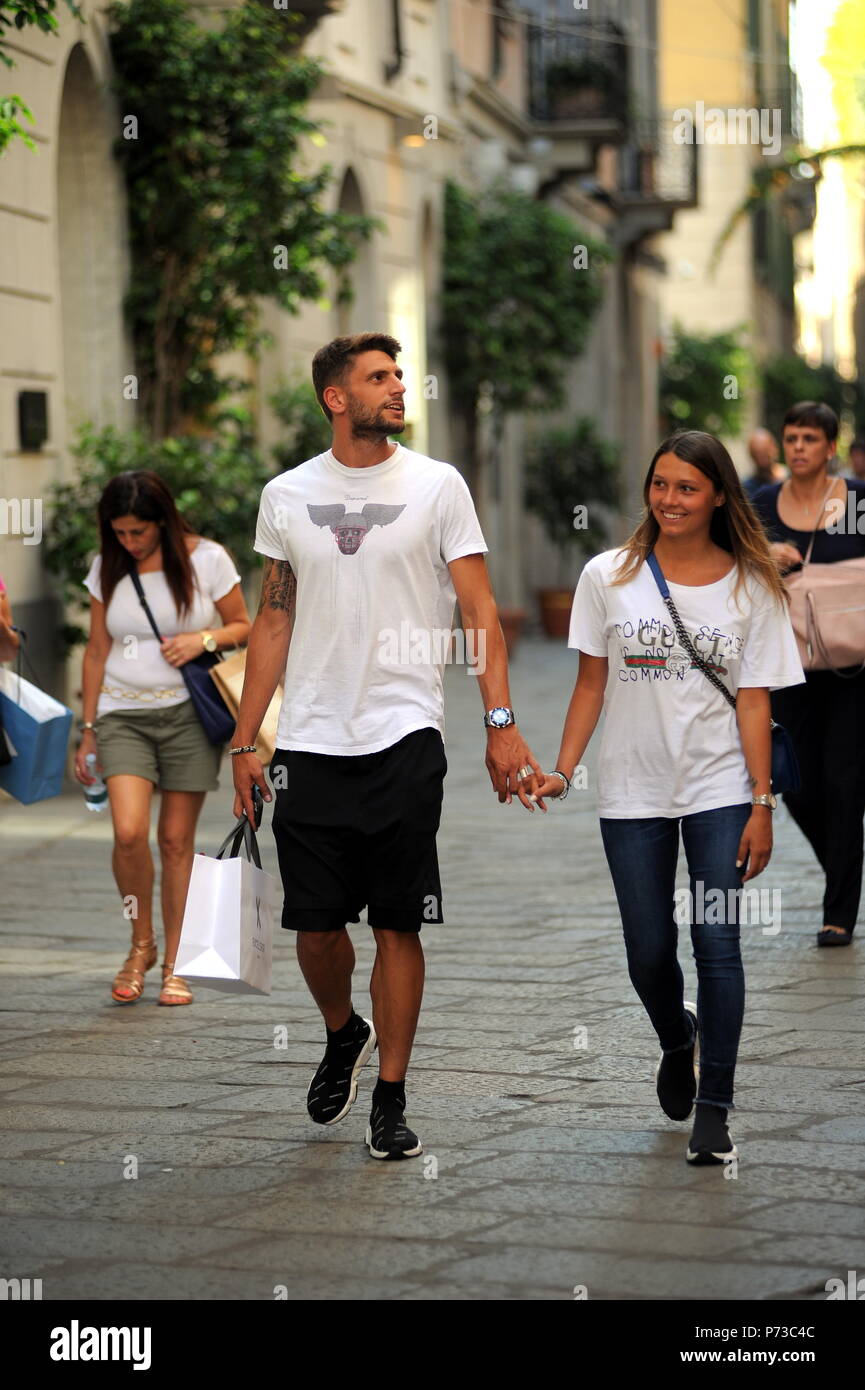 Mailand Domenico Berardi Und Francesca Fantuzzi Freundin Shopping Im Zentrum Domenico Berardi Sturmer Von Sassuolo Und Der Italienischen Nationalmannschaft Kommt In Der Mitte Zusammen Mit Seiner Freundin Francesca Fantuzzi Einige Einkaufe Zu