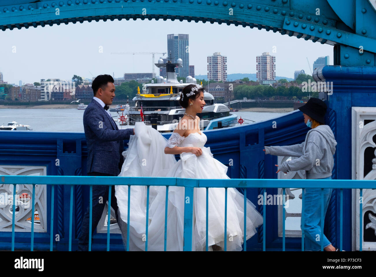 London, England. 4. Juli 2018. Ein paar haben ihre Hochzeitsfotos auf der Londoner Tower Bridge unter all den Touristen, die auf ein sehr heißer Tag. Die derzeitige Hitzewelle wird sich fortsetzen. © Tim Ring/Alamy leben Nachrichten Stockfoto