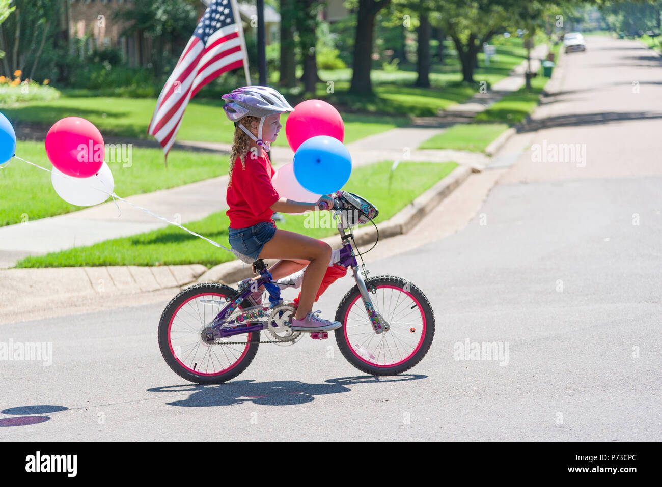 Germmantown, USA. Juli 4,2018. Germmantown, TN USA. Nachbarschaft Parade. 2018. Genießen Sie die am 4. Juli. Tag der Unabhängigkeit USA. Familien und Freunde genießen Sie die Feier mit den Farben, Cabrios und kühle Brise. Temp in den 90er Jahren (35 c) Credit: Gary Culley/Alamy leben Nachrichten Stockfoto