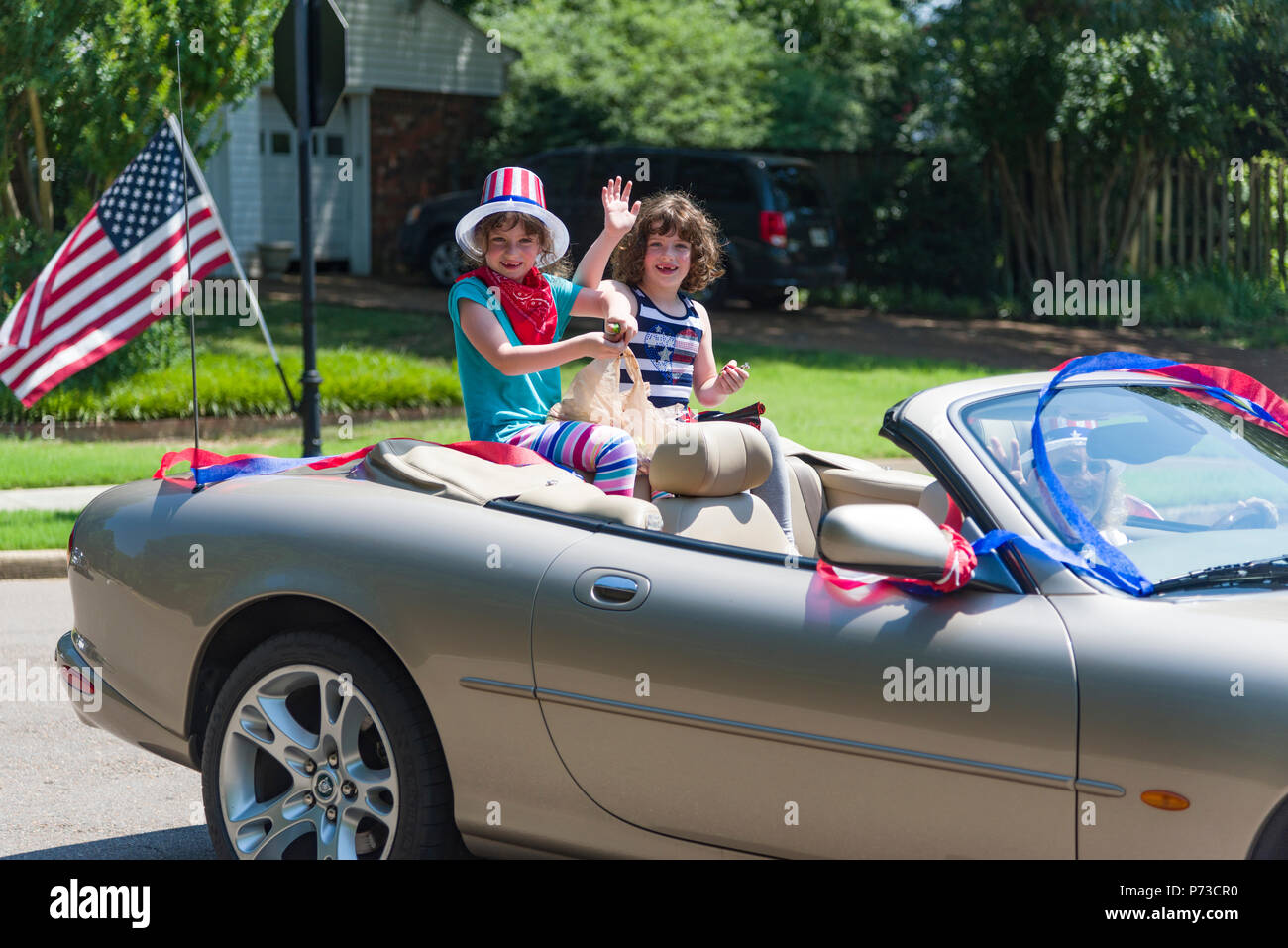 Germmantown, USA. Juli 4,2018. Germmantown, TN USA. Nachbarschaft Parade. 2018. Genießen Sie die am 4. Juli. Tag der Unabhängigkeit USA. Familien und Freunde genießen Sie die Feier mit den Farben, Cabrios und kühle Brise. Temp in den 90er Jahren (35 c) Credit: Gary Culley/Alamy leben Nachrichten Stockfoto