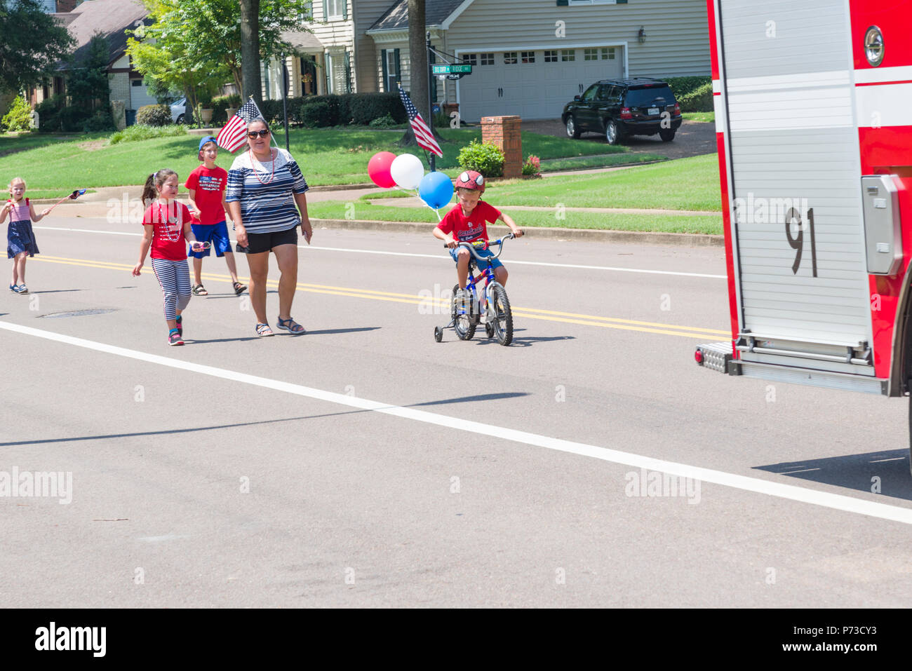 Germmantown, USA. Juli 4,2018. Germmantown, TN USA. Nachbarschaft Parade. 2018. Genießen Sie die am 4. Juli. Tag der Unabhängigkeit USA. Familien und Freunde genießen Sie die Feier mit den Farben, Cabrios und kühle Brise. Temp in den 90er Jahren (35 c) Credit: Gary Culley/Alamy leben Nachrichten Stockfoto