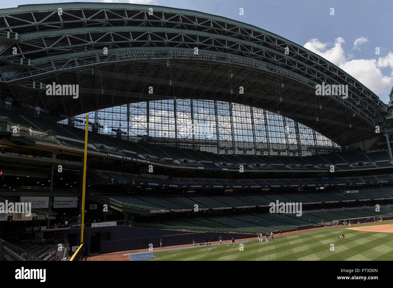 Milwaukee, WI, USA. 3. Juli 2018. Ein Bild der ersten Unterseite Seite am Miller Park vor der Major League Baseball Spiel zwischen den Milwaukee Brewers und die Minnesota Twins am Miller Park in Milwaukee, WI. John Fisher/CSM/Alamy leben Nachrichten Stockfoto