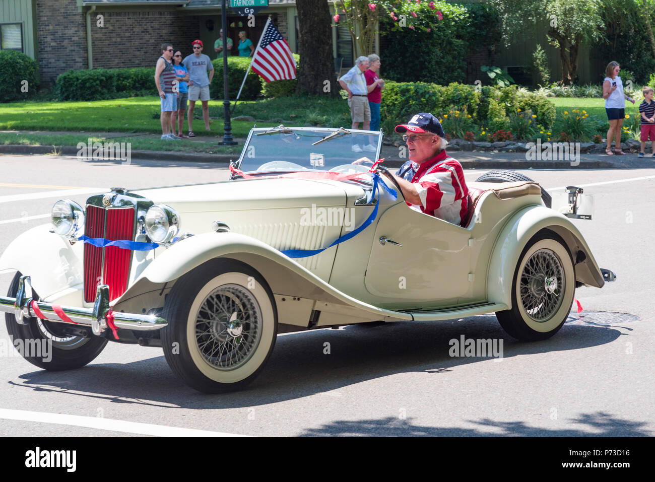 Germmantown, USA. Juli 4,2018. Germmantown, TN USA. Nachbarschaft Parade. 2018. Genießen Sie die am 4. Juli. Tag der Unabhängigkeit USA. Familien und Freunde genießen Sie die Feier mit den Farben, Cabrios und kühle Brise. Temp in den 90er Jahren (35 c) Credit: Gary Culley/Alamy leben Nachrichten Stockfoto