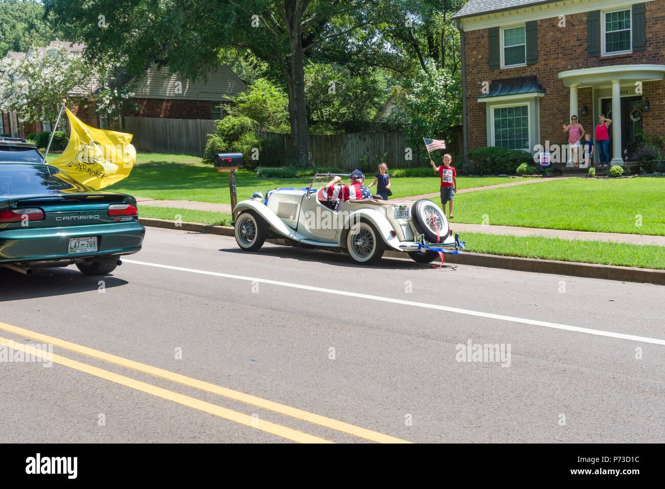 Germmantown, USA. Juli 4,2018. Germmantown, TN USA. Nachbarschaft Parade. 2018. Genießen Sie die am 4. Juli. Tag der Unabhängigkeit USA. Familien und Freunde genießen Sie die Feier mit den Farben, Cabrios und kühle Brise. Temp in den 90er Jahren (35 c) Credit: Gary Culley/Alamy leben Nachrichten Stockfoto