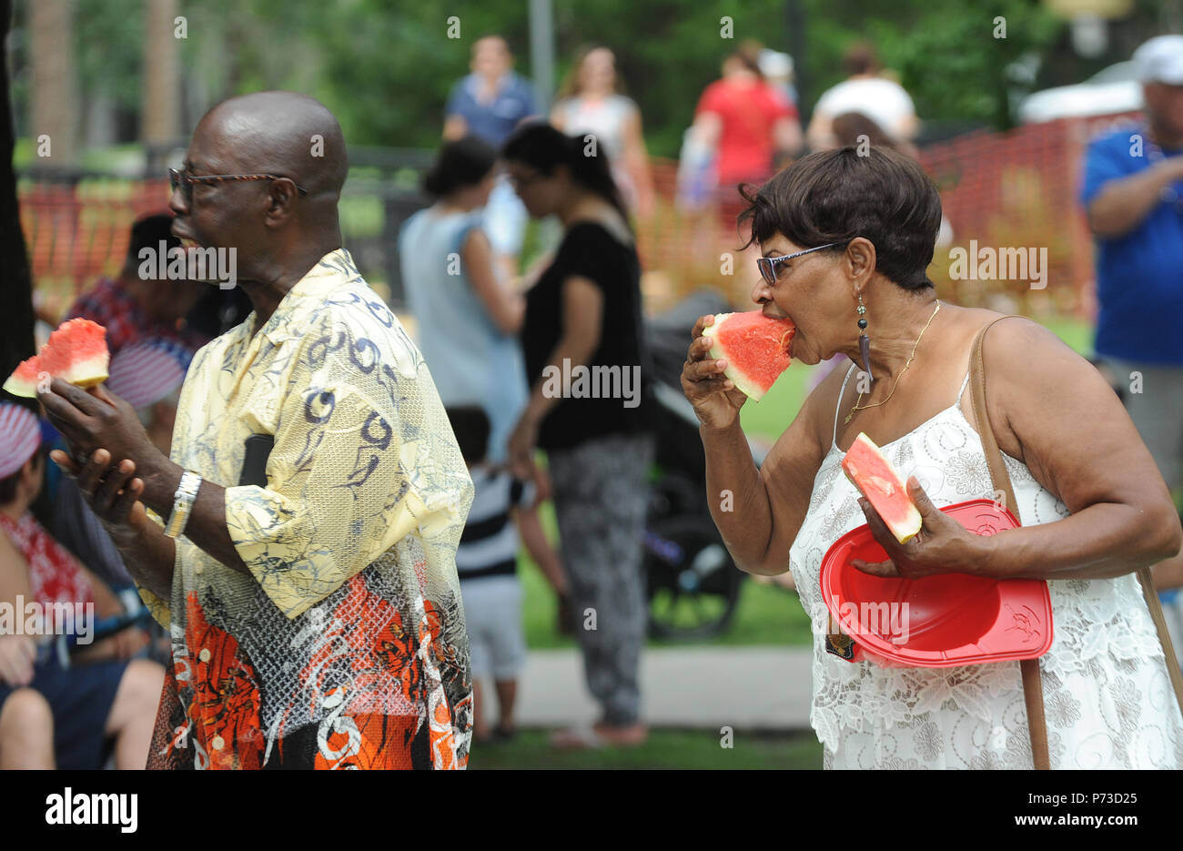 Winter Park, USA. Juli 4, 2018 - Winter Park, Florida, United States - Menschen genießen Sie kostenfreien Wassermelone in Winter Park 4. der Juli Feier in Winter Park, Florida. (Paul Hennessy/Alamy Live News) Credit: Paul Hennessy/Alamy leben Nachrichten Stockfoto