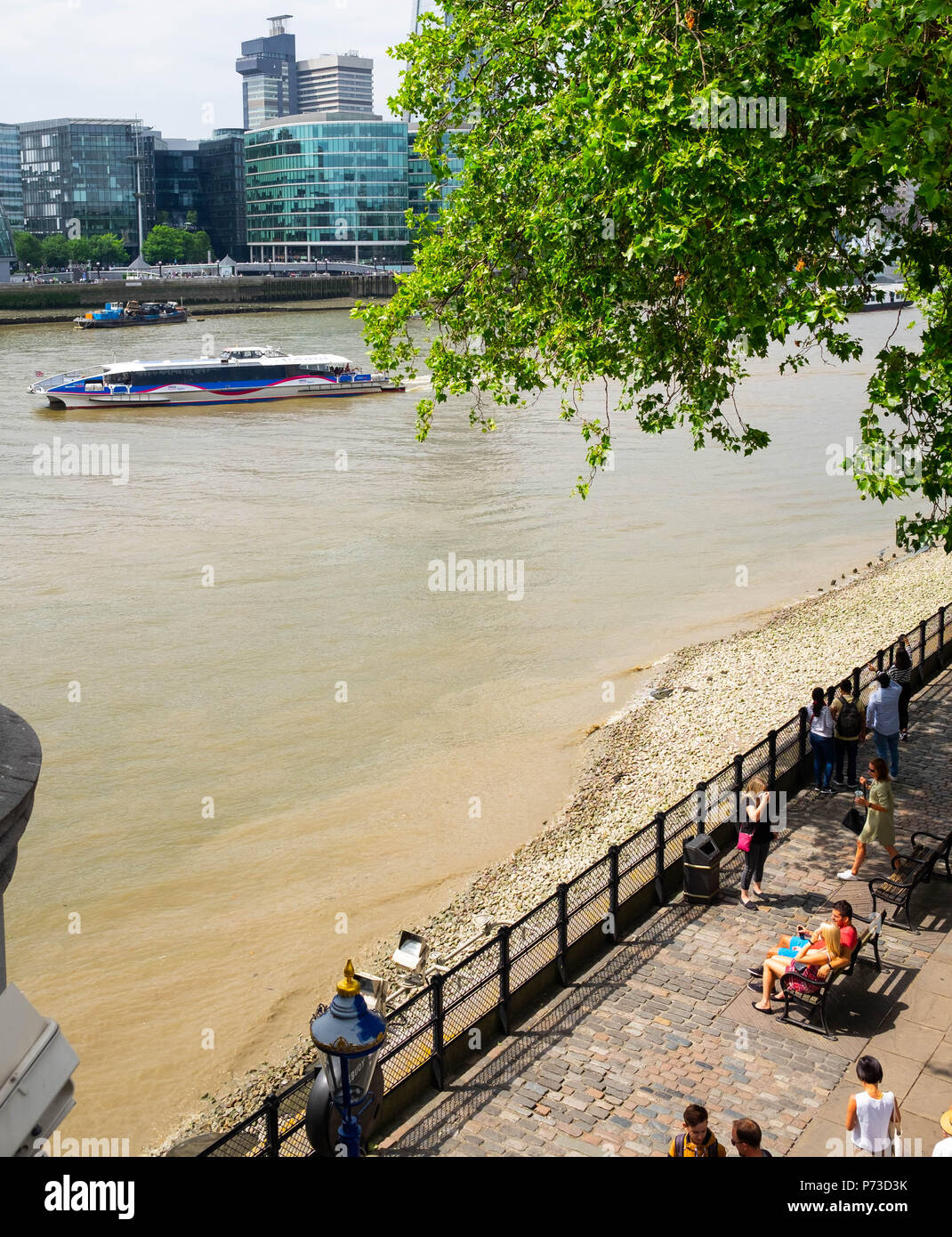 London, England. 4. Juli 2018. Touristen genießen den Fluss in der Nähe von London Tower Bridge auf einem anderen sehr heißer Tag. Die derzeitige Hitzewelle wird sich fortsetzen. © Tim Ring/Alamy leben Nachrichten Stockfoto