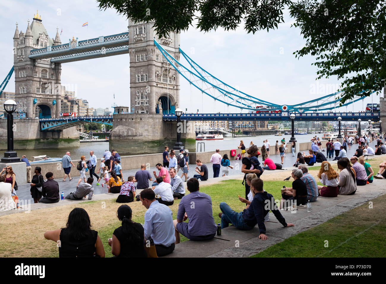 London, England. 4. Juli 2018. Touristen und Mitarbeiter im Büro genießen Sie zum Mittagessen in der Nähe von London Tower Bridge auf einem anderen sehr heißer Tag. Die derzeitige Hitzewelle wird sich fortsetzen. © Tim Ring/Alamy leben Nachrichten Stockfoto