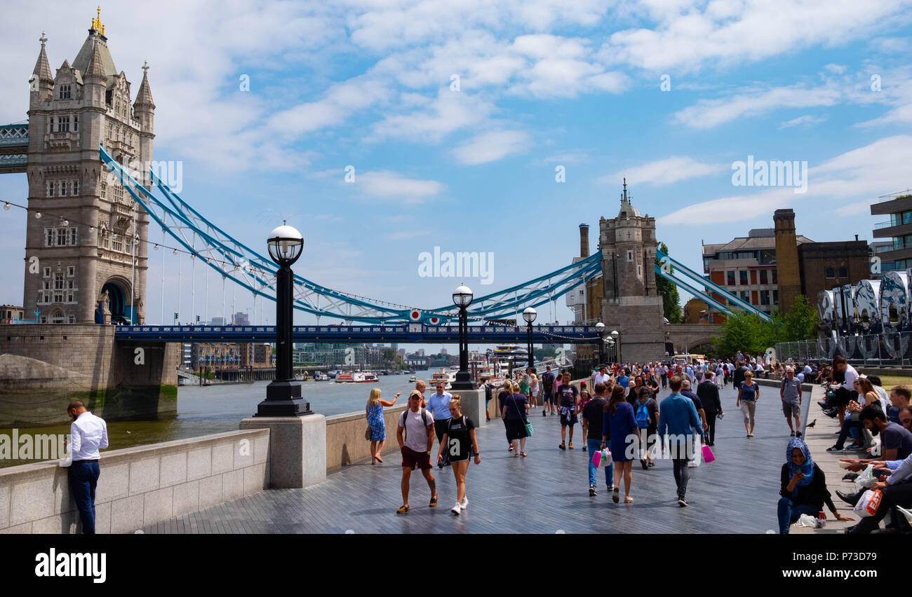 London, England. 4. Juli 2018. Touristen und Mitarbeiter im Büro genießen Sie zum Mittagessen in der Nähe von London Tower Bridge auf einem anderen sehr heißer Tag. Die derzeitige Hitzewelle wird sich fortsetzen. © Tim Ring/Alamy leben Nachrichten Stockfoto