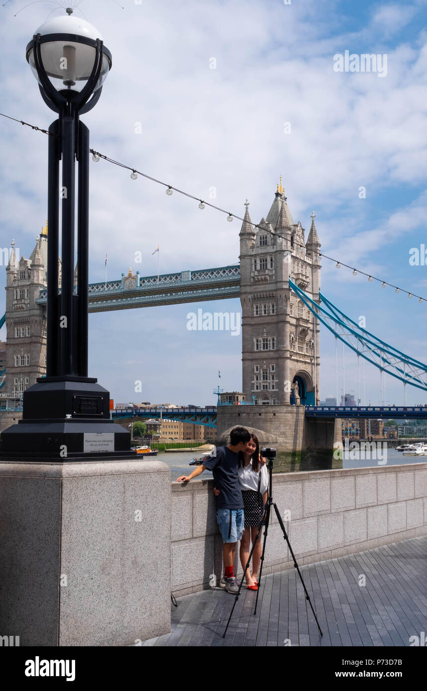 London, England. 4. Juli 2018. Ein paar Nehmen ein selfie mit einem Stativ in der Nähe von London Tower Bridge auf einem anderen sehr heißer Tag. Die derzeitige Hitzewelle wird sich fortsetzen. © Tim Ring/Alamy leben Nachrichten Stockfoto