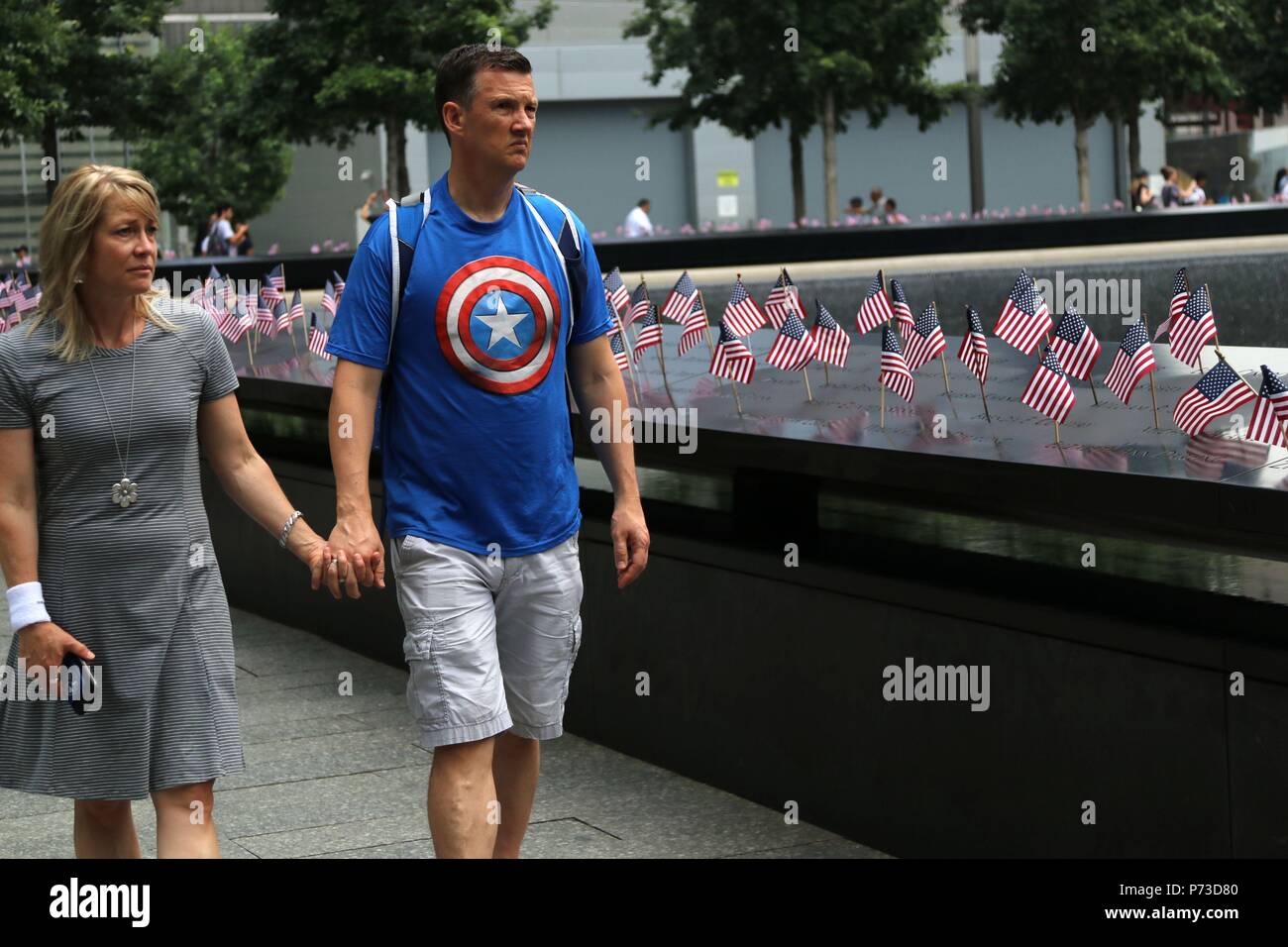 New York, NY, USA. 4. Jul, 2018. Der 4. Juli ist auch als Tag der Unabhängigkeit bekannt. Independence Day erinnert an die Unterzeichnung und Annahme der Erklärung der Unabhängigkeit am 4. Juli 1776, die die Kolonien die Unabhängigkeit gegeben hat. New Yorker und Besucher der Stadt strömten zu den 9/11-Memorial und der Wall Street in Lower Manhattan in der Feier der 242. Geburtstag am 4. Juli, 2018. © 2018 G. Ronald Lopez/DigiPixsAgain. us/Alamy leben Nachrichten Stockfoto