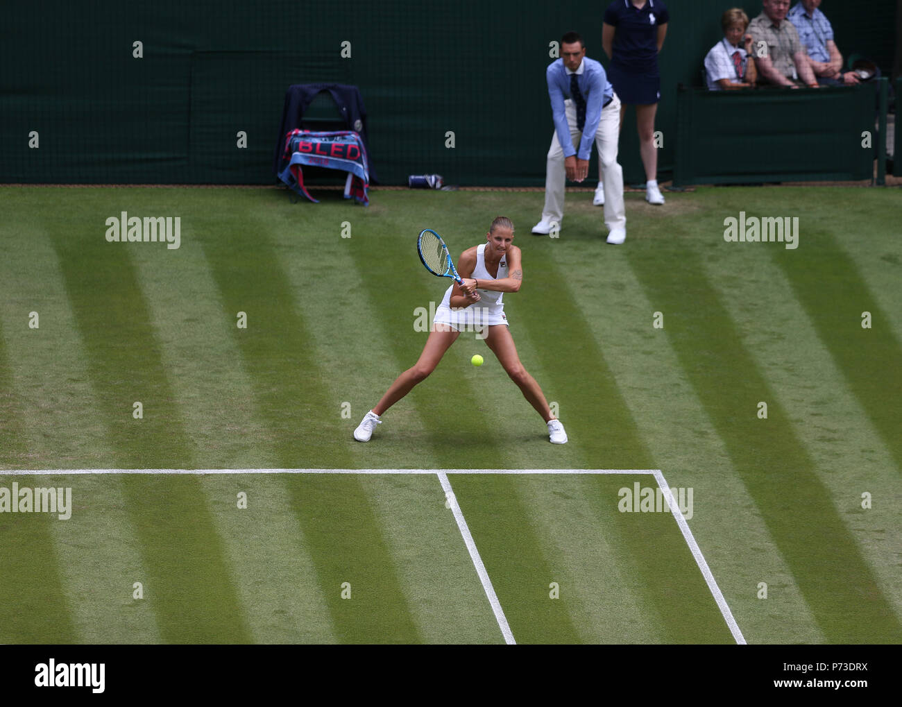 London, Großbritannien. 4. Juli 2018, All England Lawn Tennis und Croquet Club, London, England; die Wimbledon Tennis Championships, Tag 3; Karol&#xed; na Pl&#xed; &#x161; kov&#xe1; (Csz) Rückhand zurück bei ihrem Spiel gegen Victoria Azarenka (BLR) Credit: Aktion Plus Sport Bilder/Alamy leben Nachrichten Stockfoto