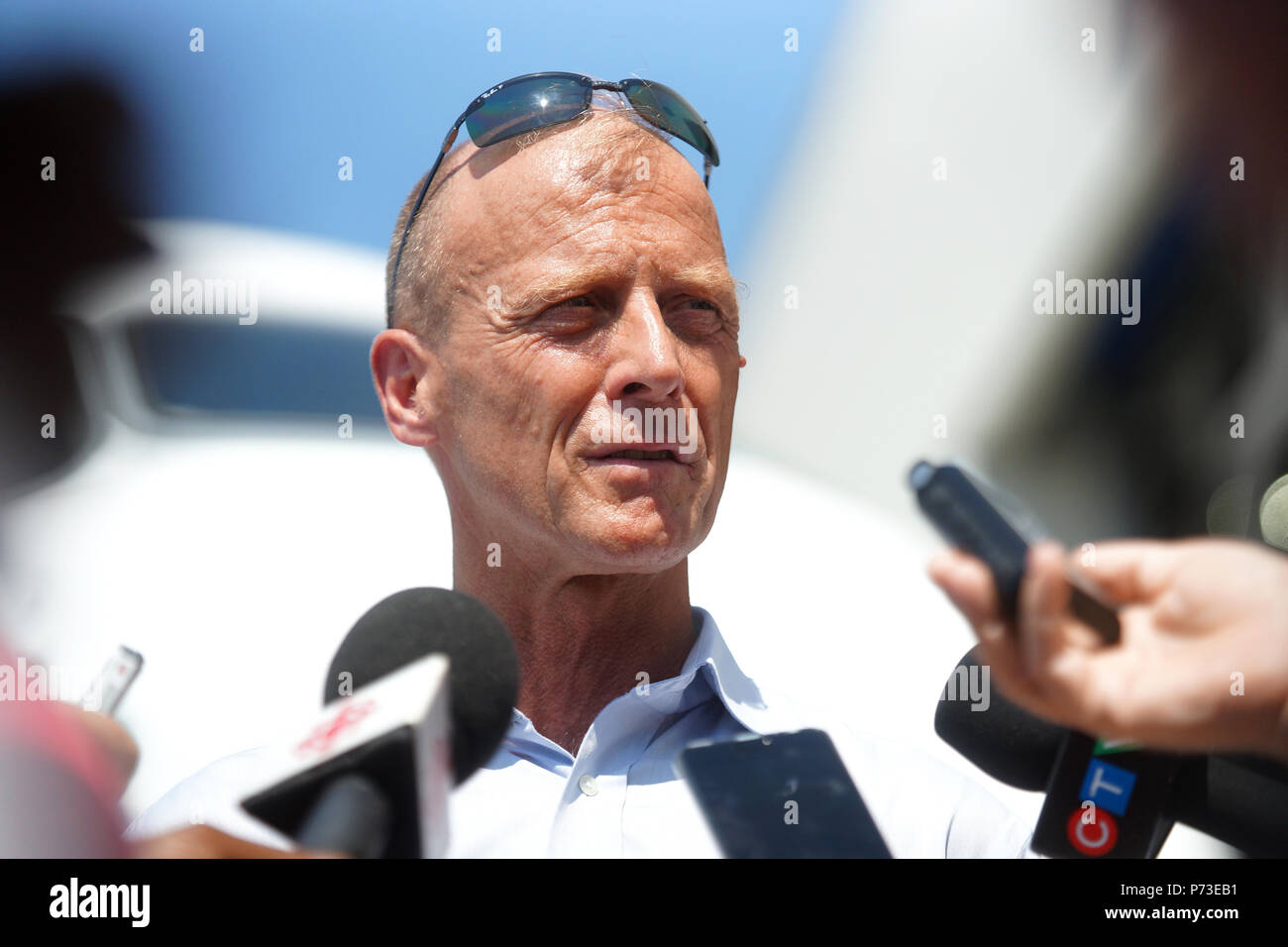 Mirabel, Kanada, 4. Juli 2018. Airbus CEO Tom Enders Fragen, die von den Medien nach Ankündigung der Partnerschaft von Airbus und der C-Serie von Bombardier jet. Kredit; Mario Beauregard/Alamy leben Nachrichten Stockfoto