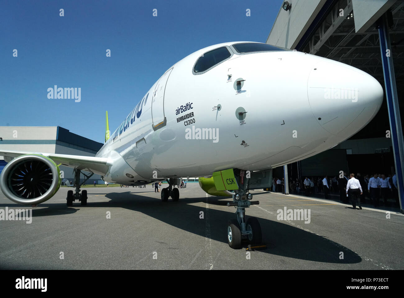Mirabel, Kanada, 4. Juli 2018. Eine Bombardier CS 300 Passenger Jet außerhalb von Bombardier Werk sitzen. Kredit; Mario Beauregard/Alamy leben Nachrichten Stockfoto