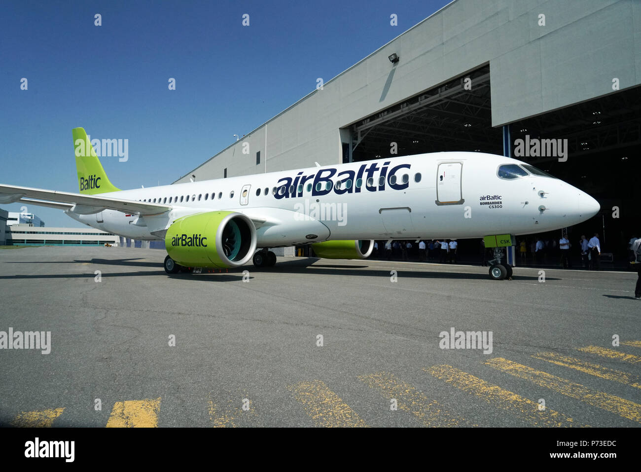 Mirabel, Kanada, 4. Juli 2018. Eine Bombardier CS 300 Passenger Jet außerhalb von Bombardier Werk sitzen. Kredit; Mario Beauregard/Alamy leben Nachrichten Stockfoto