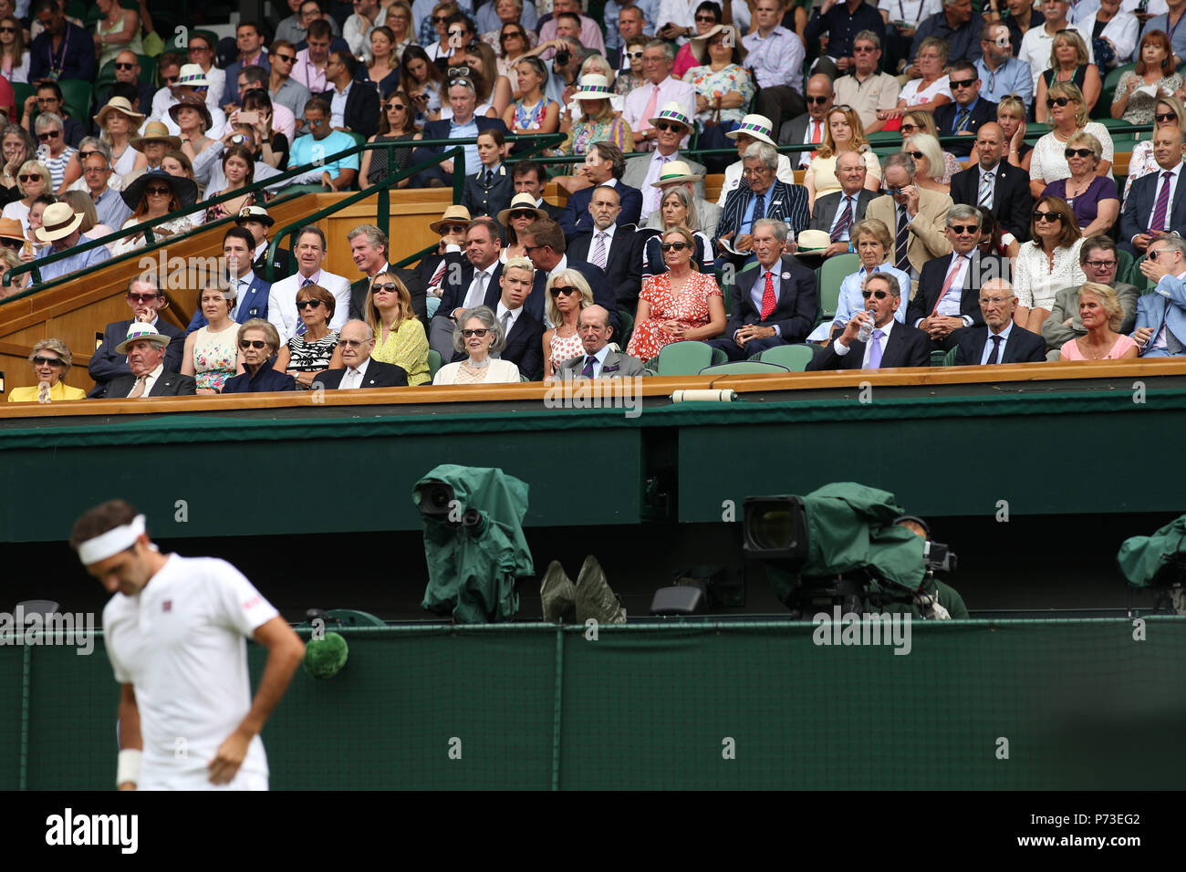 LONDON, ENGLAND - 04. Juli: Carole und Michael Middleton an Tag drei des Wimbledon Tennis Meisterschaften bei den All England Lawn Tennis und Croquet Club am 4. Juli 2018 in London, England: Carole und Michael Middleton Stockfoto