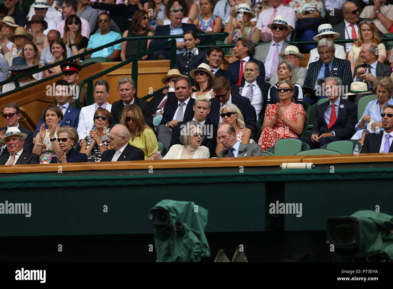 LONDON, ENGLAND - 04. Juli: Poulter und Mutter Caroline an Tag drei des Wimbledon Tennis Meisterschaften bei den All England Lawn Tennis und Croquet Club am 4. Juli 2018 in London, England Personen: Poulter und Mutter Caroline Stockfoto