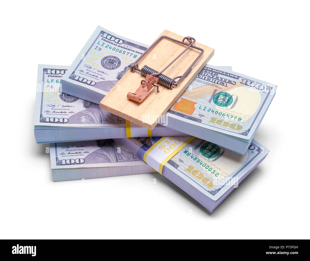 Stapel Geld mit Maus Trap auf der Oberseite isoliert auf Weiss. Stockfoto