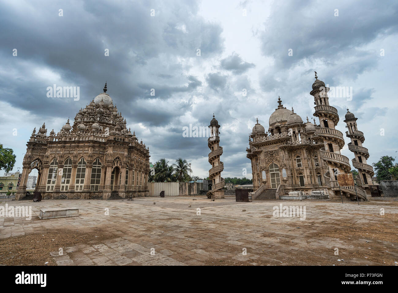 Weitwinkelaufnahmen von Mahabat Maqbara ein Grab der Mughal Zeiten, eine vernachlässigte Erbe Architektur Denkmal in Junagadh, Gujarat, Indien - dramatische Wolken Stockfoto Weitwinkelaufnahmen von Mahabat Maqbara ein Grab der Mughal Zeiten, eine vernachlässigte Erbe Architektur Denkmal in Junagadh, Gujarat, Indien - dramatische Wolken Stockfoto
