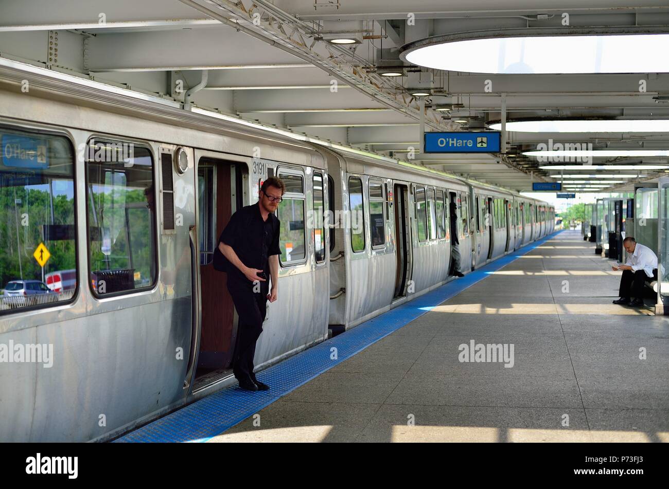 Chicago, Illinois, USA. Passagiere verlassen eine blaue Linie Zug nach zog es num Rosemont/River Road L-Station in der Nähe von O'Hare International Airport entfernt. Stockfoto