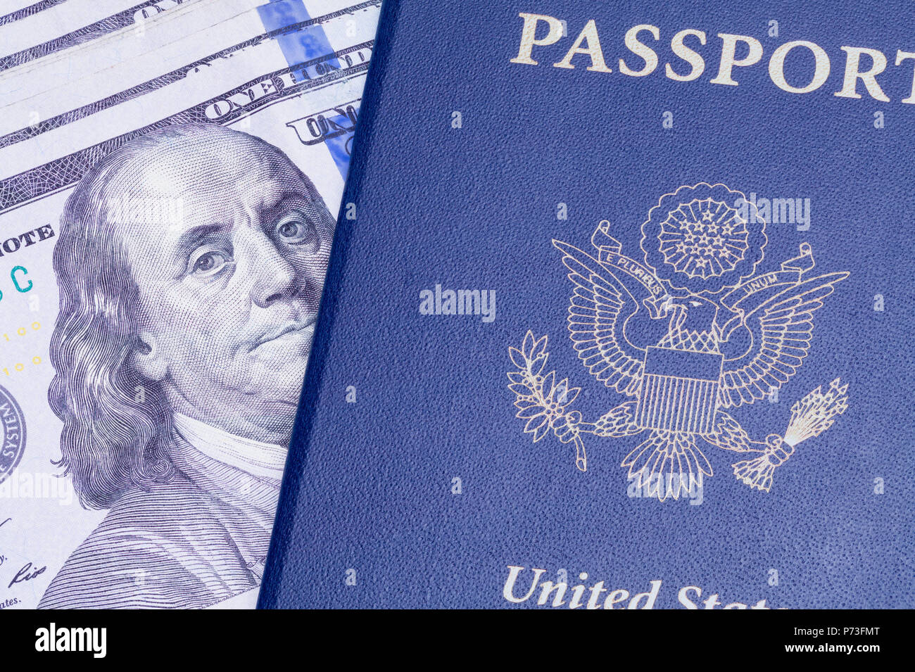 USA Reisepass mit Bargeld isoliert auf einem weißen Hintergrund. Stockfoto