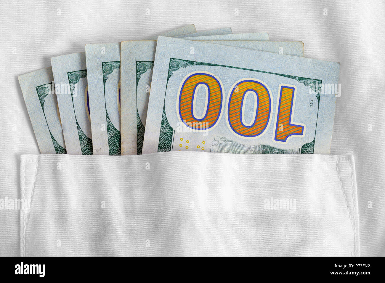 T-Shirt Tasche voll von einem Hundert-euro-Scheine. Stockfoto
