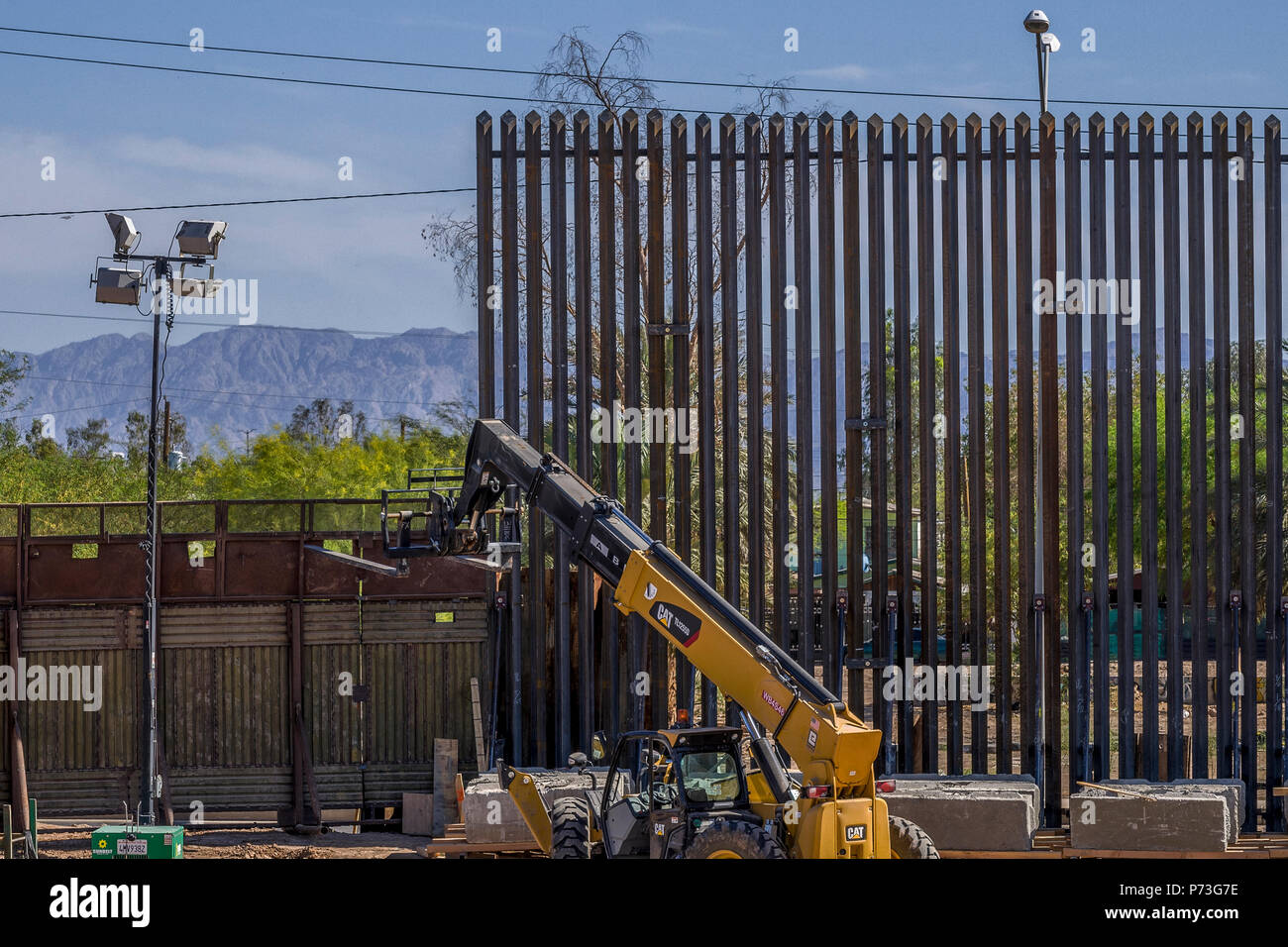 Uns Grenzzaun, personensperre, westlich von Calexico Kalifornien, ältere Personensperre durch viel größer Struktur ersetzt werden, April 2018 Stockfoto
