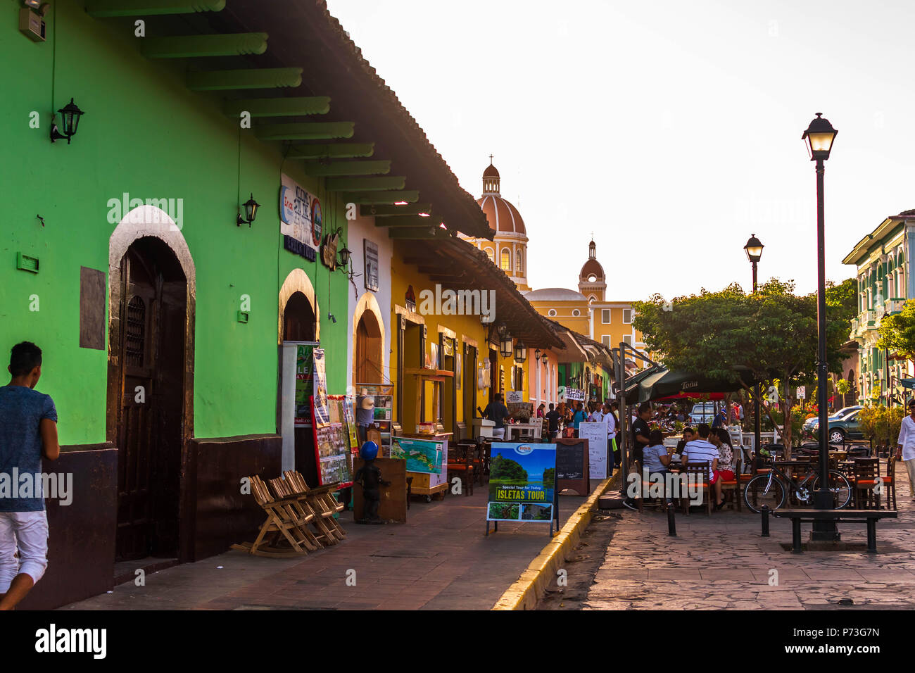 Granada, Nicaragua. Februar 7, 2018. Eine Reihe von Restaurants, Reiseleiter und Animateure hinter der Kathedrale von Granada, einem typischen Tourismus Hotspot Stockfoto