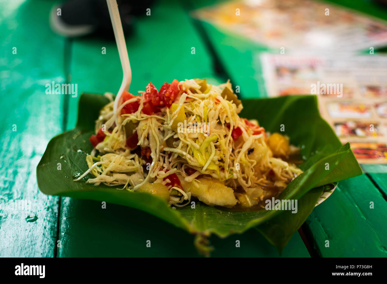 Vigaron, einem lokalen nicaraguanischen Gericht, serviert von Kiosko el Gordito in Granada, Nicaragua Stockfoto