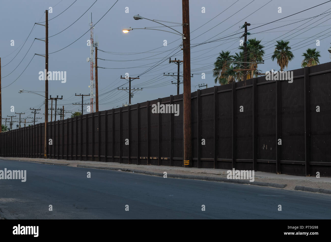 United States Grenzzaun, personensperre, östlich von Port der Eintrag in der Innenstadt von Calexico Kalifornien, April 2018 Stockfoto