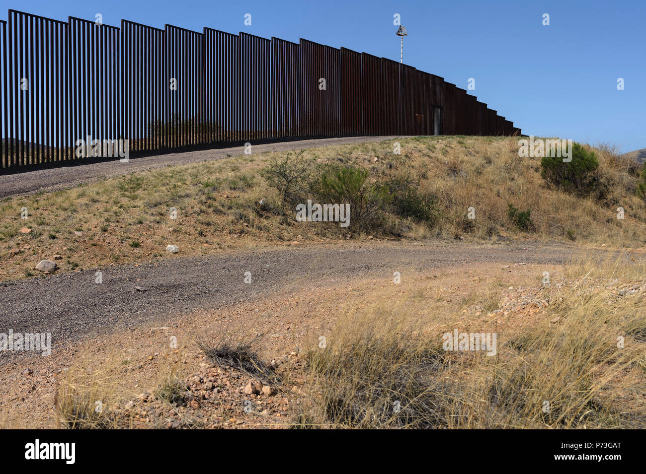 Poller Typ Grenzzaun etwa eine Meile westlich von Nogales (Mariposa) Einfuhrhafen, Nogales Arizona Stockfoto