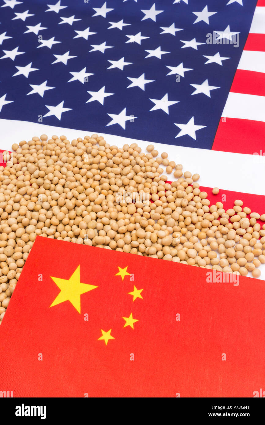 Chinesische Fahne und US Flag/Sternenbanner mit getrockneten Sojabohnen - Metapher für US-China trade Krieg und Chinesischen Zölle auf Einfuhren von Sojabohnen. Stockfoto