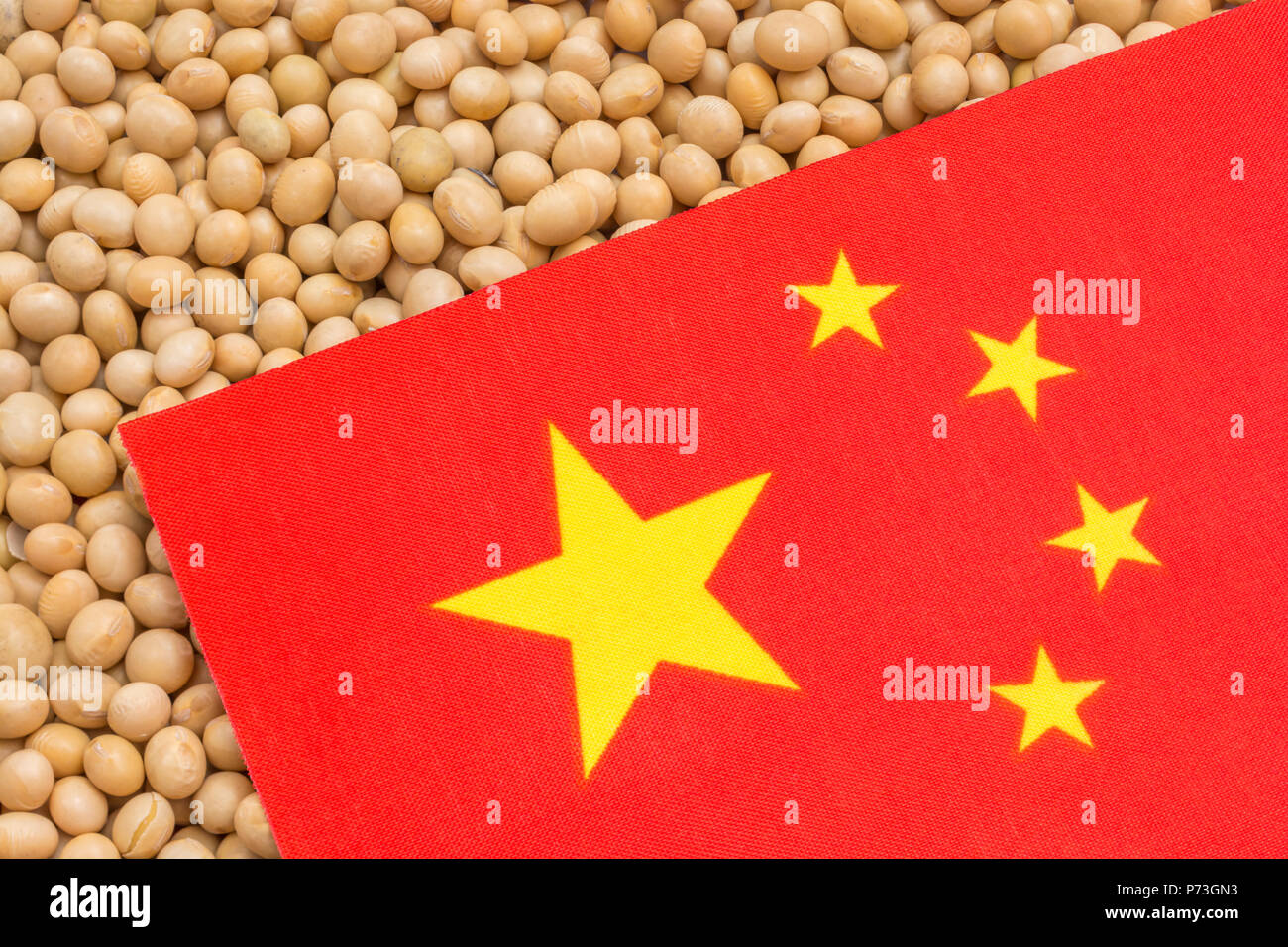 Chinesische Fahne mit getrockneten Sojabohnen - Metapher für US-China trade Krieg und Chinesischen Zölle auf Einfuhren von Sojabohnen. Stockfoto